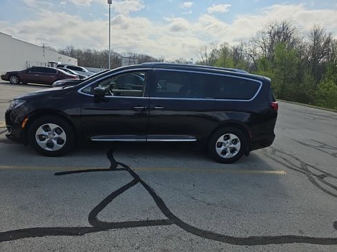 Used 2017 Chrysler Pacifica Touring-L Plus w/ Advanced Safetytec Group image 4