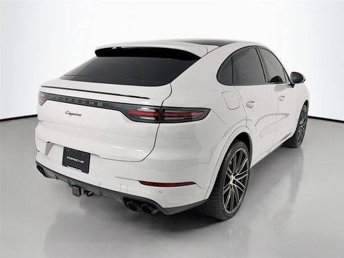 Certified 2022 Porsche Cayenne Platinum Edition image 27