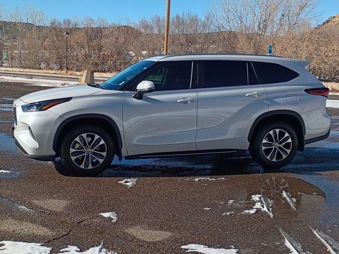 Used 2024 Toyota Highlander XLE image 3