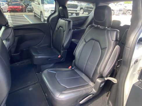 Used 2025 Chrysler Pacifica Select FWD image 24