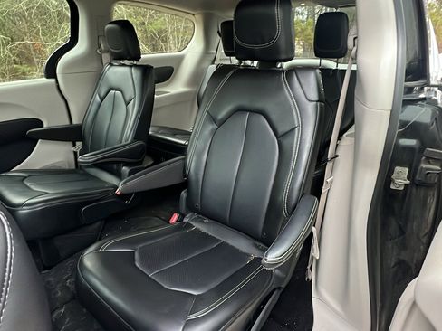 Used 2024 Chrysler Pacifica Touring-L image 22