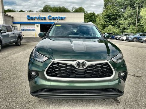 Used 2024 Toyota Highlander XLE AWD/4WD image 11