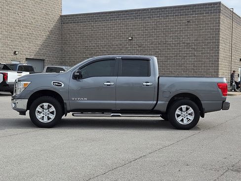 Used 2017 Nissan Titan SV image 3