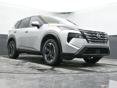 Used 2024 Nissan Rogue SV image 43