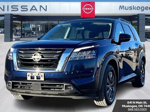 Used 2022 Nissan Pathfinder SV image 3