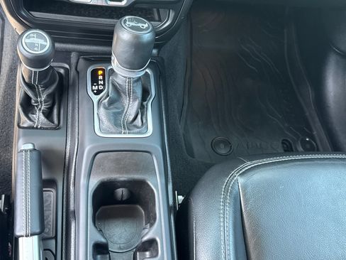 Used 2018 Jeep Wrangler Unlimited Sahara AWD/4WD image 14