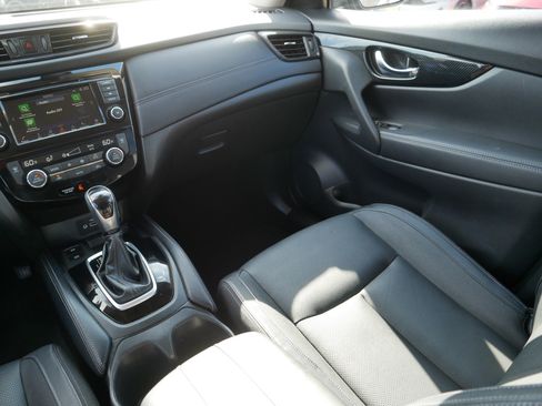 Used 2018 Nissan Rogue SL w/ Premium Package image 11