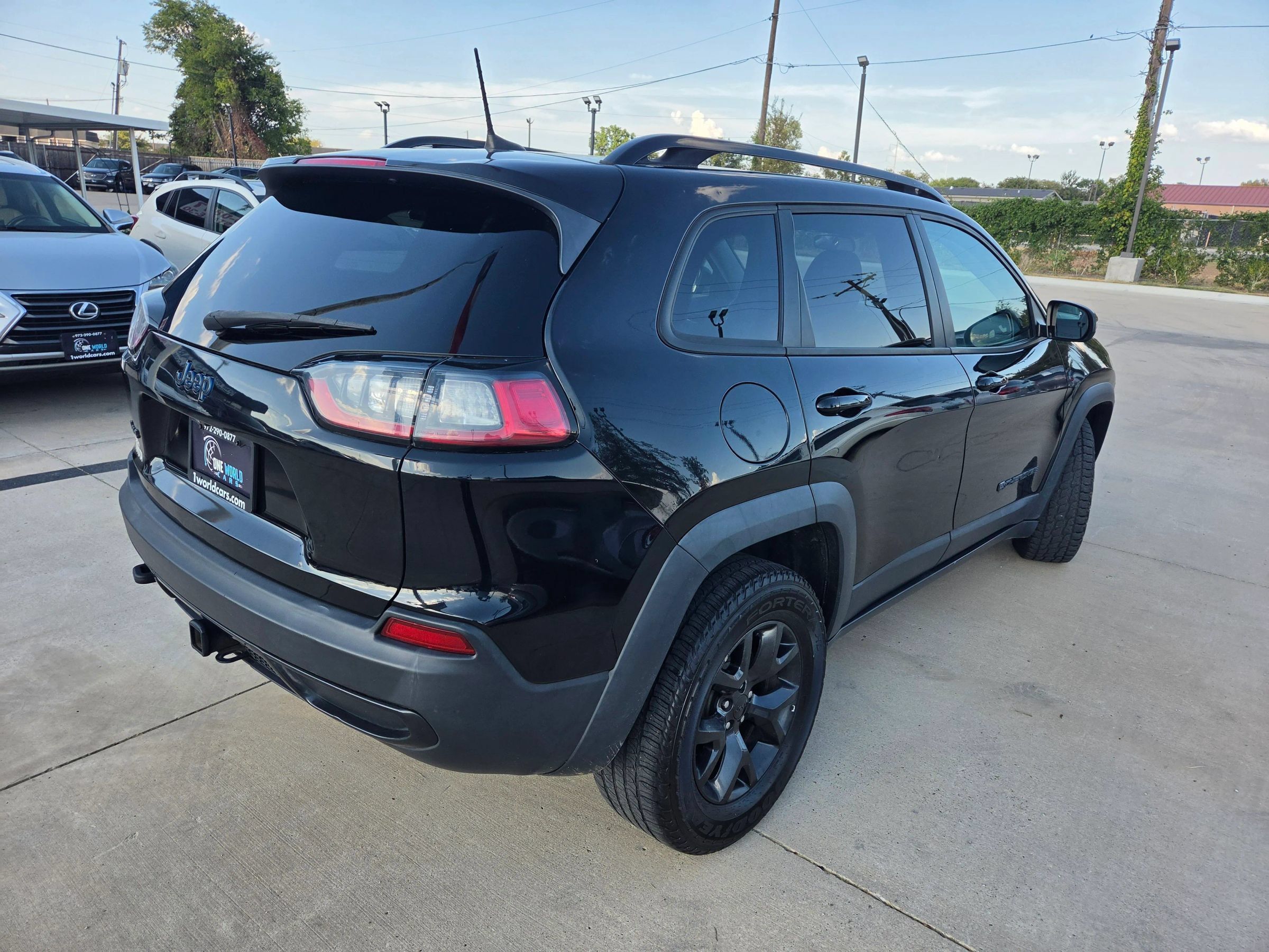 Used 2020 Jeep Cherokee Latitude AWD/4WD image 3