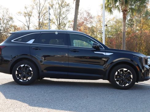 Used 2024 Kia Sorento S image 2