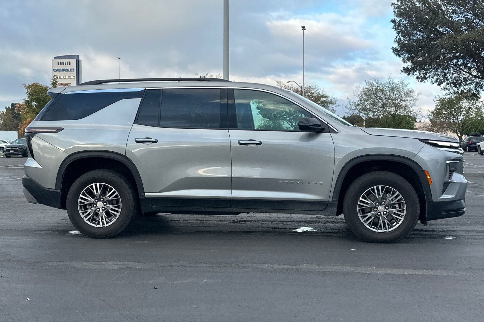Used 2026 Chevrolet Traverse LT w/ Driver Confidence Package FWD image 3
