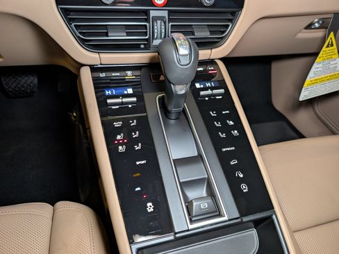 Certified 2026 Porsche Macan AWD/4WD image 20