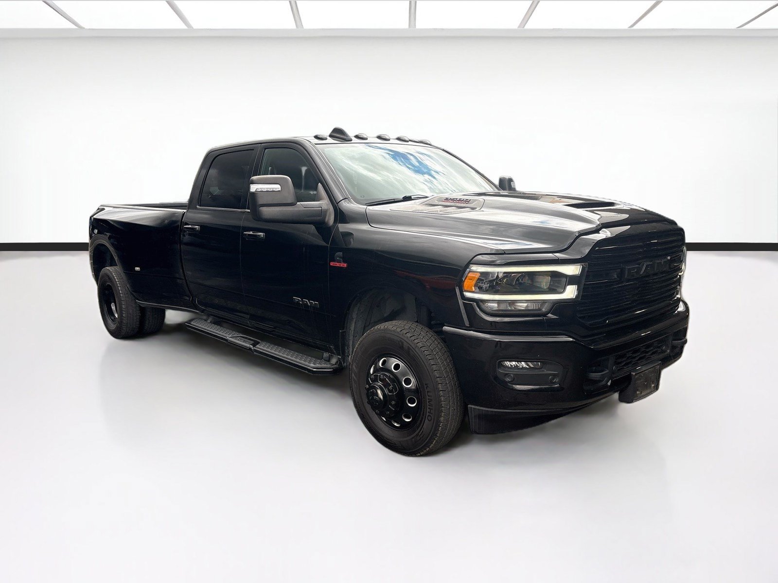 Used 2023 RAM 3500 Laramie AWD/4WD image 3