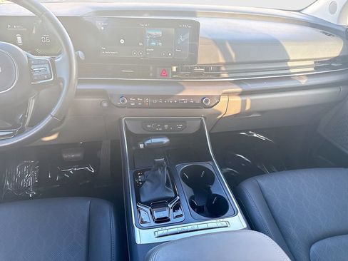 Used 2025 Kia Carnival EX FWD image 19