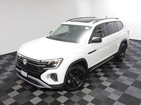 Used 2025 Volkswagen Atlas Peak Edition SE AWD/4WD image 2