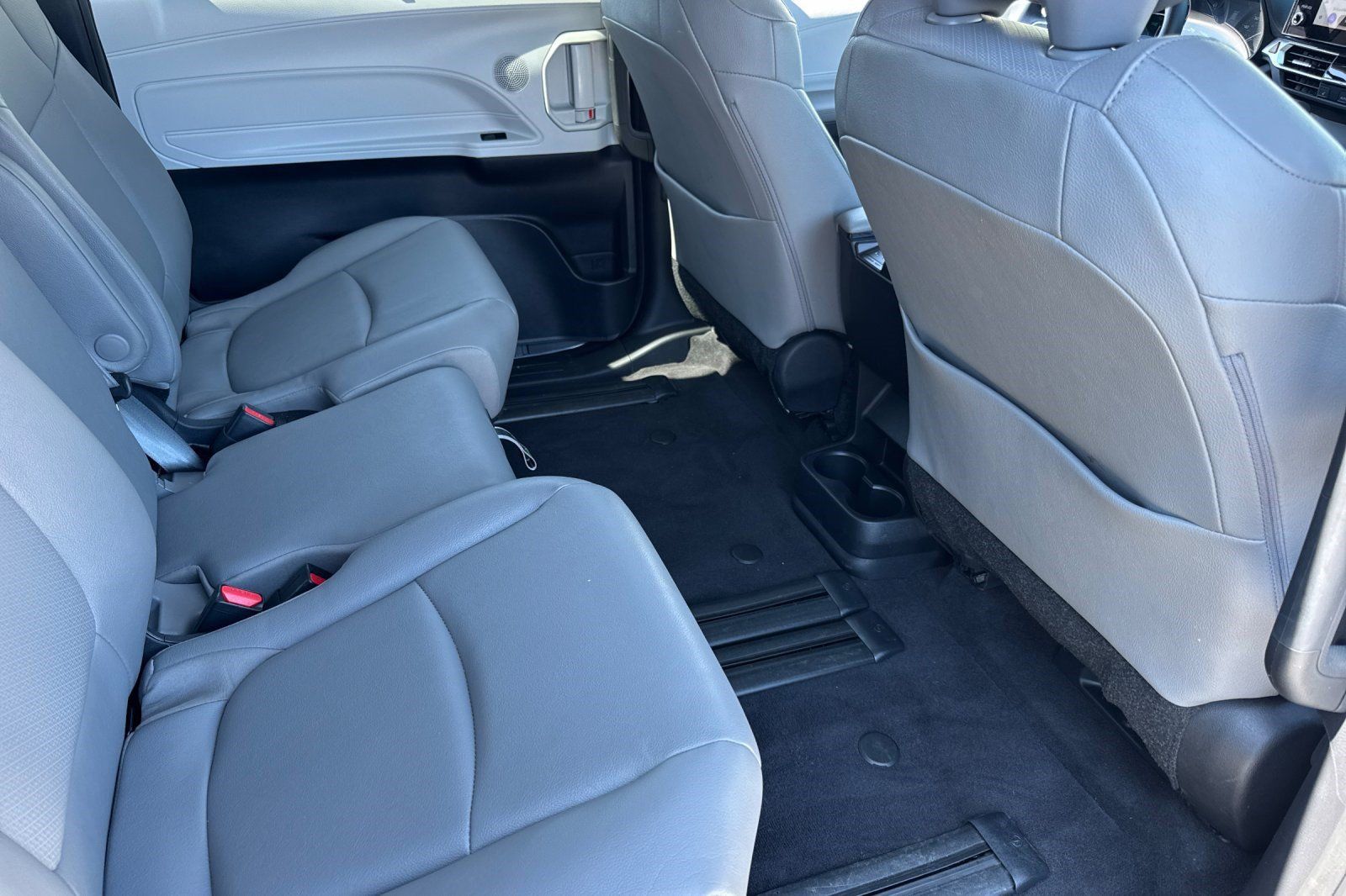 Used 2025 Toyota Sienna XLE FWD image 33