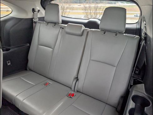 Used 2022 Toyota Highlander XLE image 11