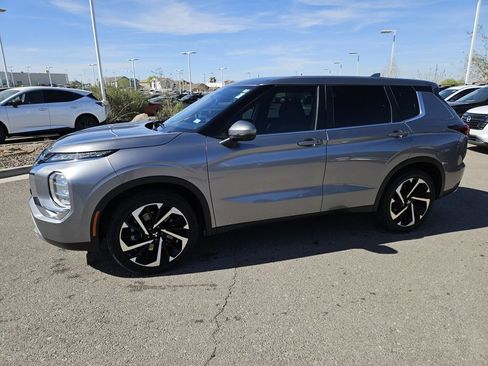 Used 2022 Mitsubishi Outlander SE image 1