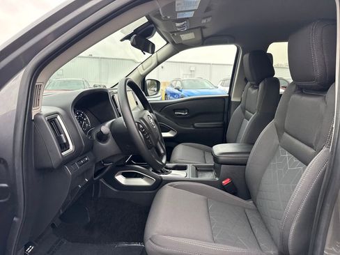 Used 2025 Nissan Frontier SV image 3