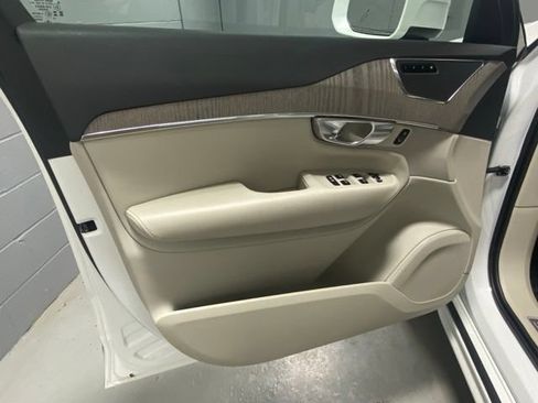 Used 2025 Volvo XC90 T8 Plus w/ Protection Package Premier AWD/4WD image 7