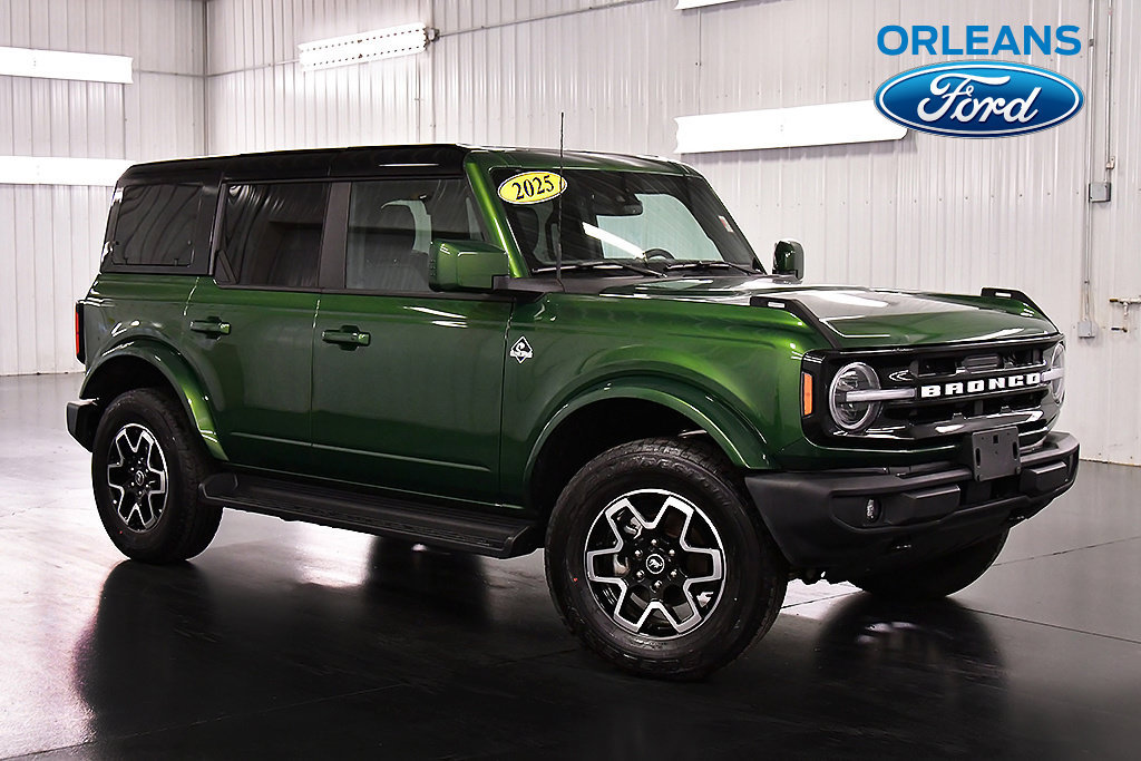 Used 2025 Ford Bronco Outer Banks AWD/4WD image 1