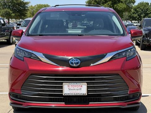Used 2024 Toyota Sienna LE w/ LE Plus Package FWD image 8