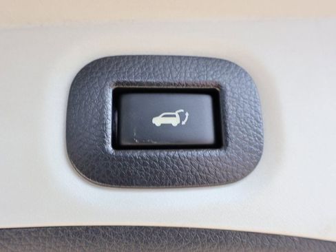 Used 2018 Nissan Rogue SV image 17