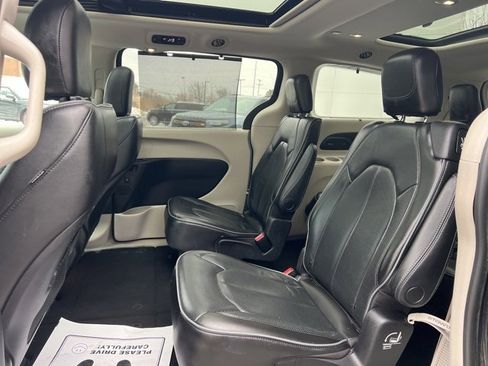 Used 2020 Chrysler Pacifica Limited image 17