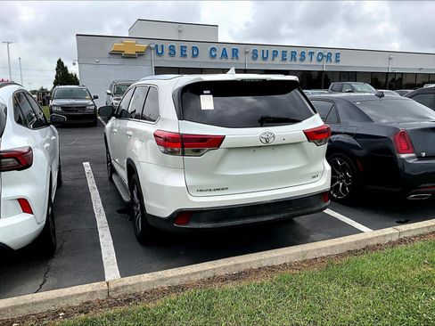 Used 2019 Toyota Highlander XLE FWD image 3