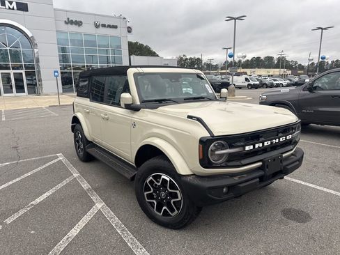 Used 2025 Ford Bronco Outer Banks image 3