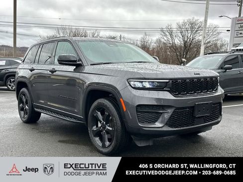 Used 2024 Jeep Grand Cherokee Altitude image 5