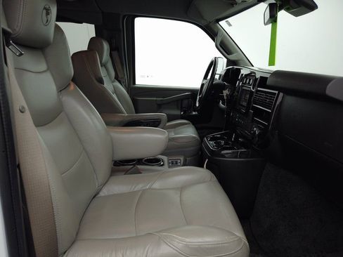 Used 2020 GMC Savana 2500 Extended w/ Enhanced Convenience Package image 41