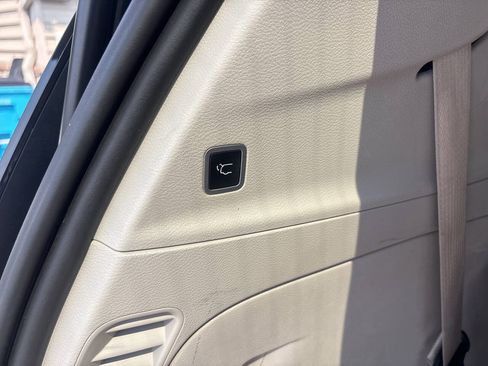 Used 2017 Chrysler Pacifica Touring-L FWD image 28
