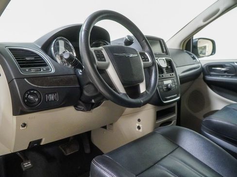 Used 2016 Chrysler Town & Country Touring w/ Driver Convenience Group FWD image 19