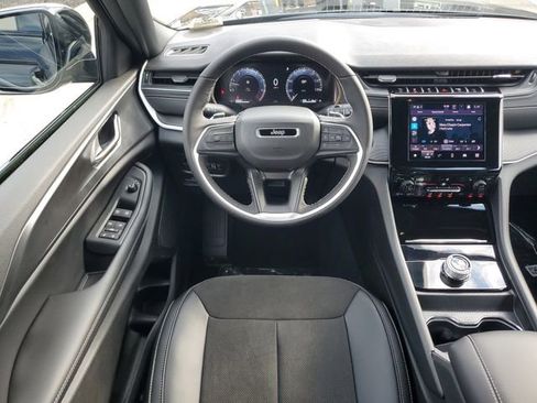 New 2025 Jeep Grand Cherokee Altitude image 17