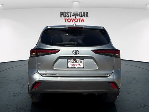 Used 2020 Toyota Highlander LE image 6