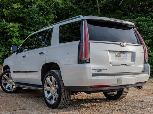 Used 2017 Cadillac Escalade Luxury RWD image 3
