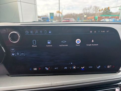 Used 2025 Chevrolet Traverse LT image 25