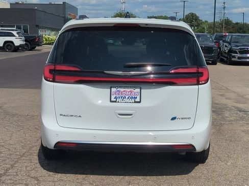Used 2024 Chrysler Pacifica Pinnacle FWD image 4