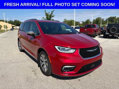 Used 2025 Chrysler Pacifica Pinnacle FWD image 2