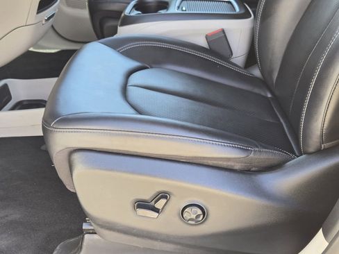 Used 2024 Chrysler Pacifica Touring-L FWD image 26