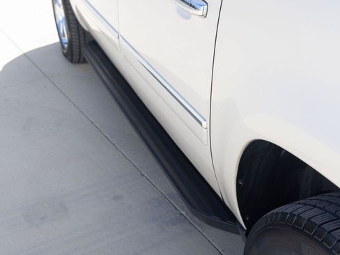 Used 2011 Chevrolet Avalanche LTZ AWD/4WD image 21