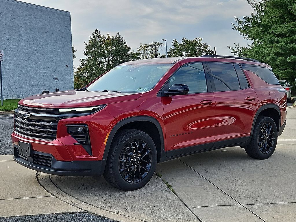 Certified 2025 Chevrolet Traverse LT w/ Midnight/Sport Edition FWD image 3