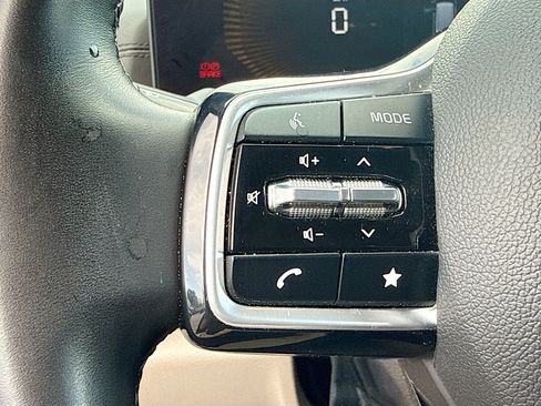 Used 2025 Kia Carnival FWD image 35