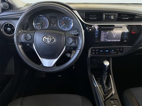Used 2018 Toyota Corolla LE image 18