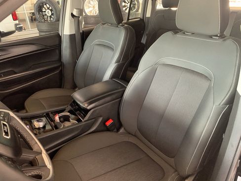 Used 2023 Jeep Grand Cherokee Laredo RWD image 12
