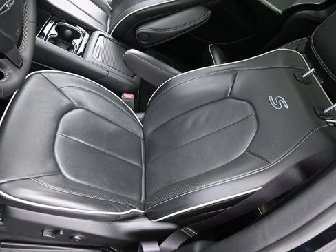 Used 2025 Chrysler Pacifica Limited FWD image 11