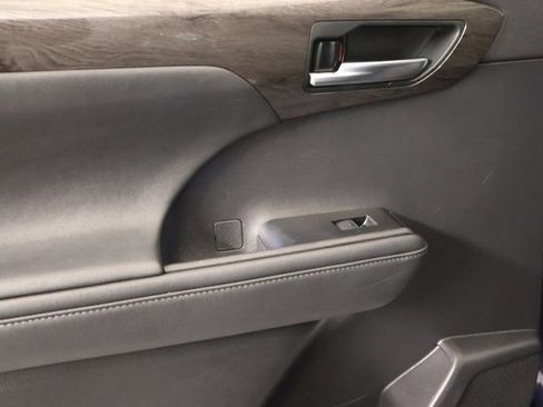 Used 2021 Toyota Highlander Platinum image 30