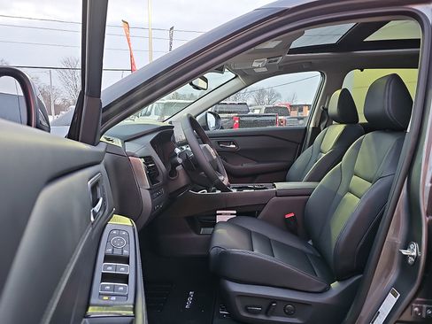 Certified 2025 Nissan Rogue SL w/ Tech Package AWD/4WD image 15