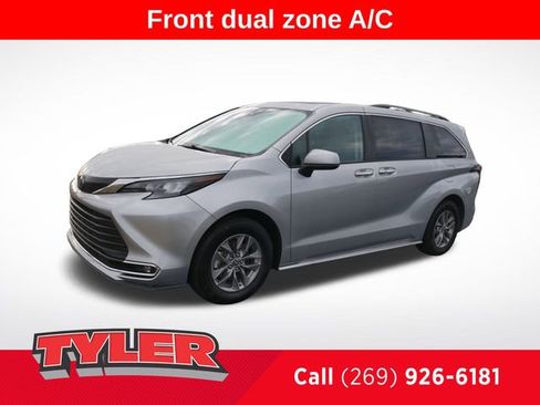 Used 2024 Toyota Sienna XLE image 3