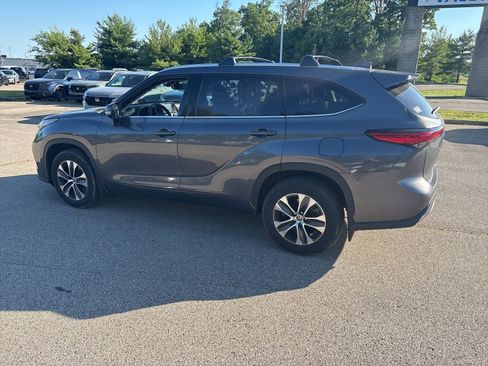 Used 2021 Toyota Highlander XLE FWD image 11